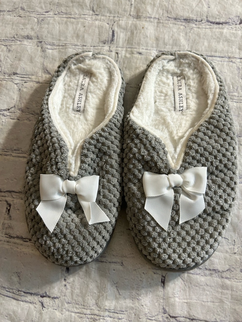 LAURA ASHLEY WOMEN’S TEXTURED GRAY MEMORY FOAM SPA SLIPPERS WHITE RIBBON BOW M